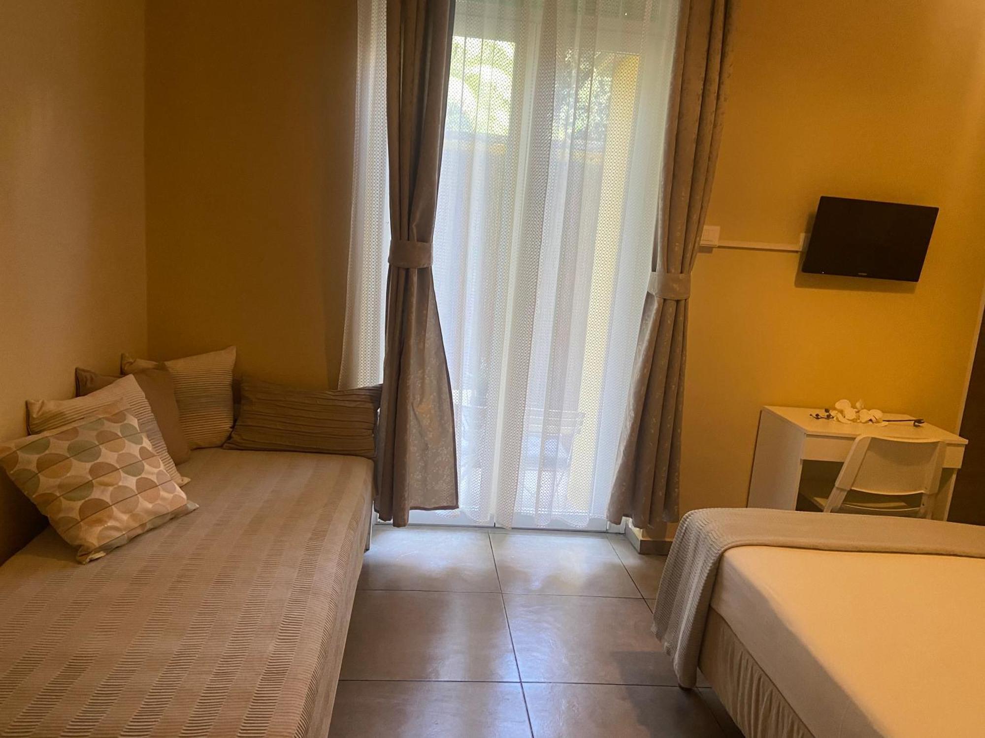 Paradise Inn Ліворно Екстер'єр фото
