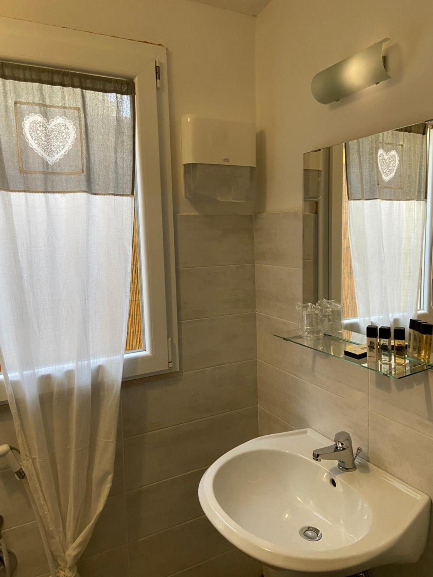 Paradise Inn Ліворно Екстер'єр фото