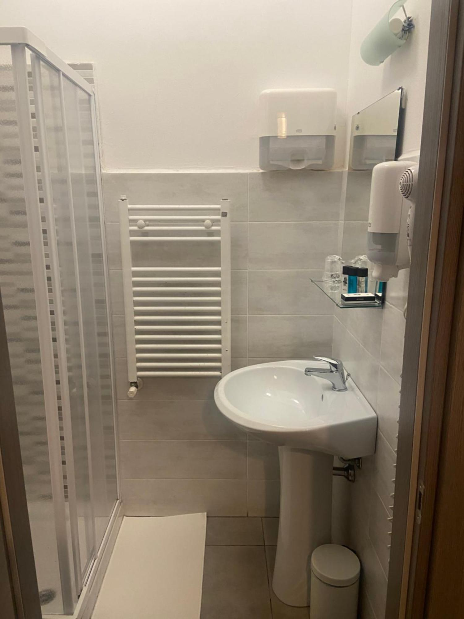 Paradise Inn Ліворно Екстер'єр фото